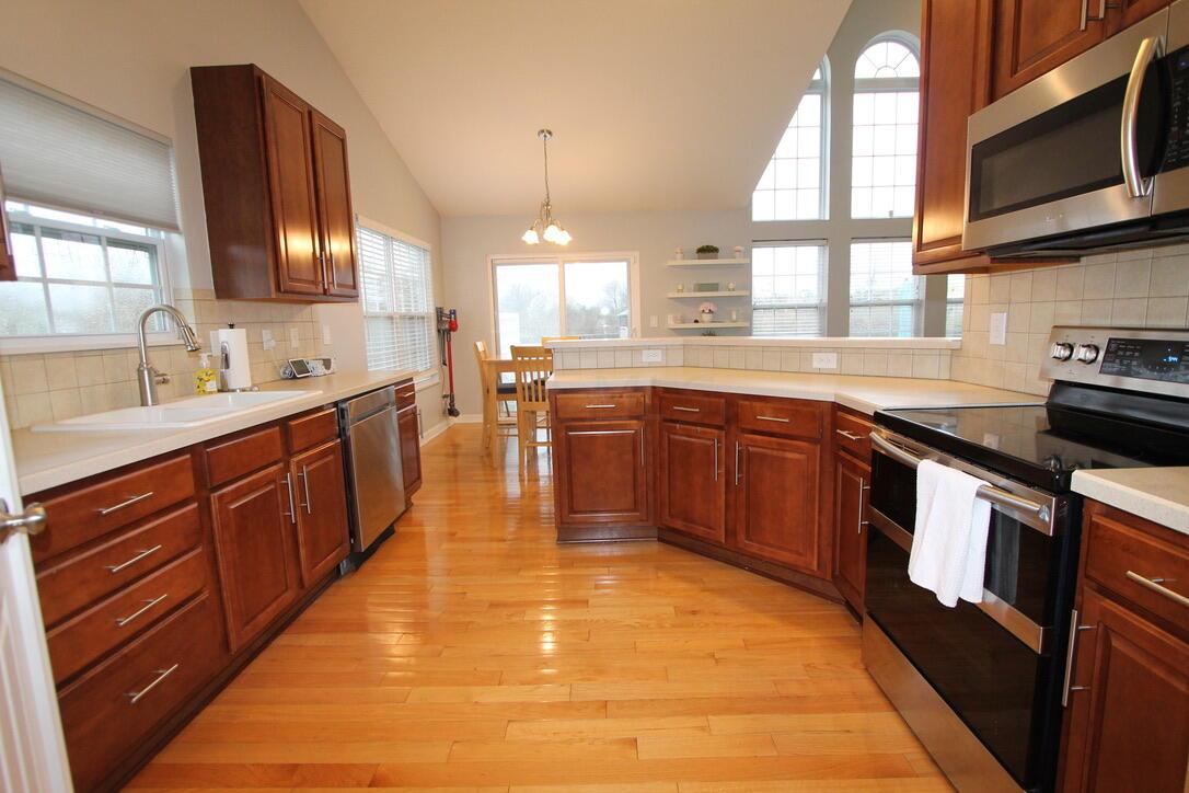 4836 Heath Trails Road Hilliard, OH 43026 - Photo 9 of 32 Kitchen w/ 42" cabinetry