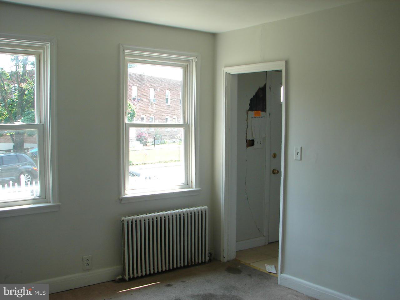 4914 Brookwood Road Baltimore, MD 21225 - Photo 3 of 10 Living Room