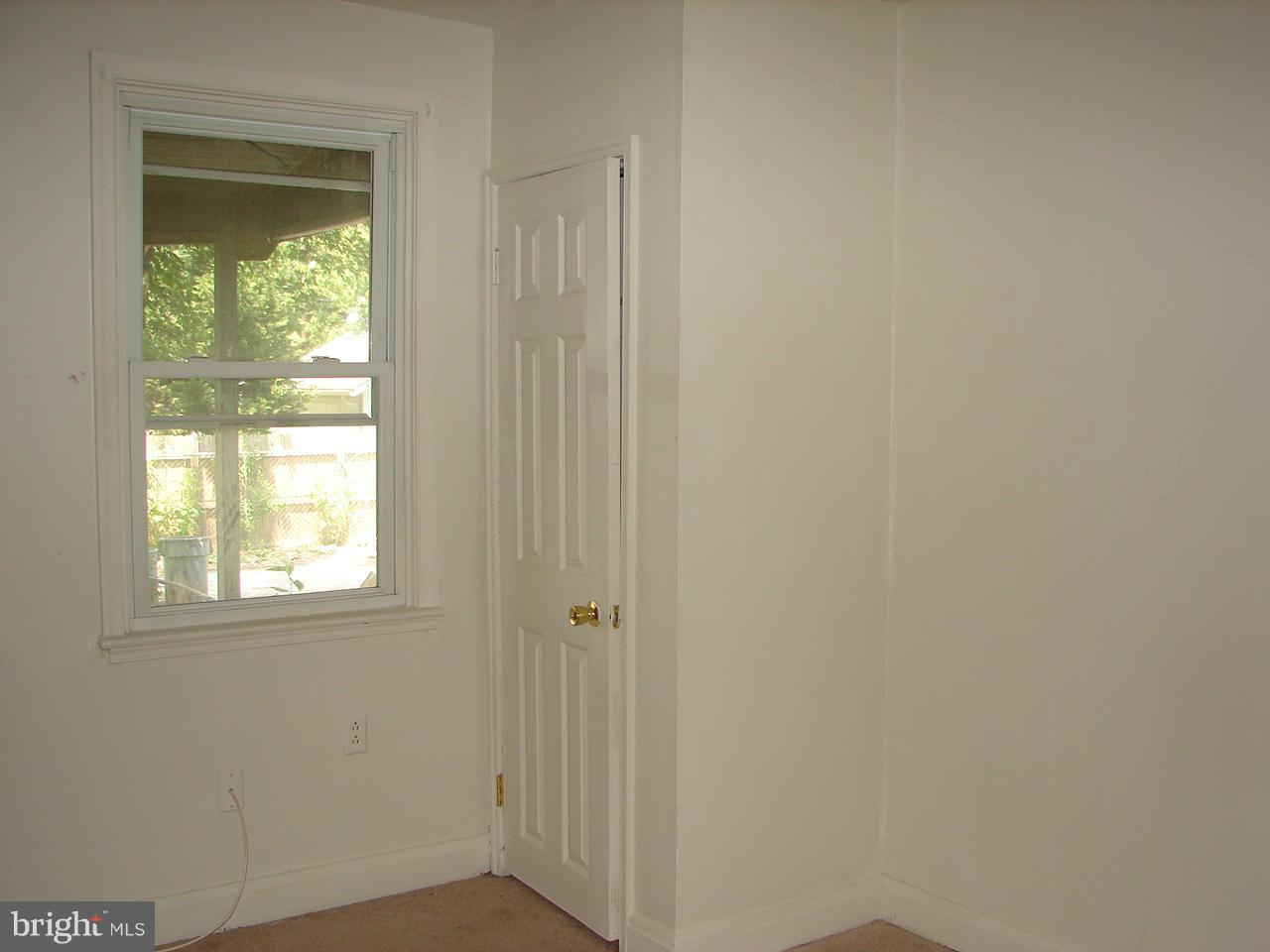 4914 Brookwood Road Baltimore, MD 21225 - Photo 4 of 10 Living Room
