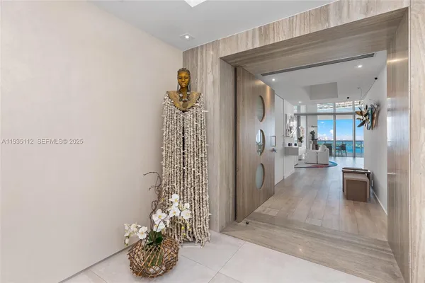 a view of entryway with livingroom