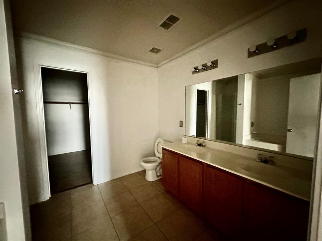 5437 New Castleton Lane Fort Worth, TX 76135 - Photo 13 of 16 a bathroom with a double vanity sink and mirror
