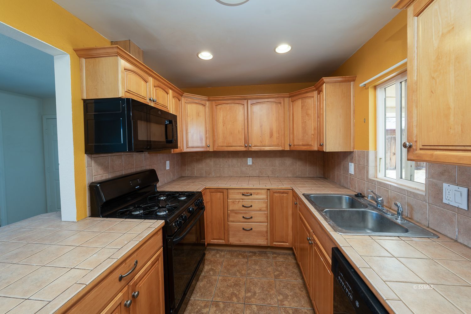 241 North Alvord Street Ridgecrest, CA 93555 - Photo 5 of 32