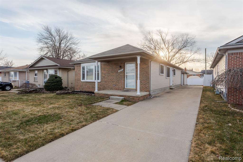 29030 Springstead Street Gibraltar, MI 48173 - Photo 3 of 23