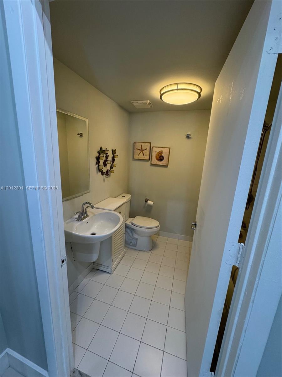 690 Southwest 1st Court, Unit 2301 Miami, FL 33130 - Photo 8 of 26 a view of a bathroom with a sink and a mirror