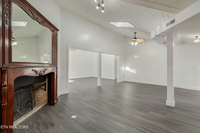 $699,900 | 135 White Creek Court, Deer Lodge, TN 37726