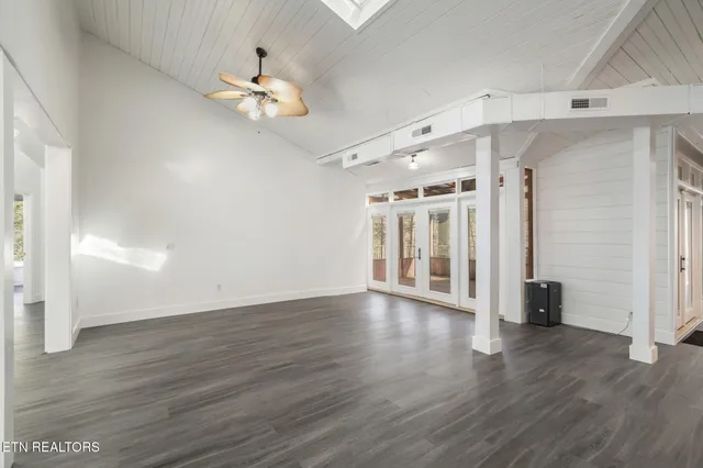 $699,900 | 135 White Creek Court, Deer Lodge, TN 37726