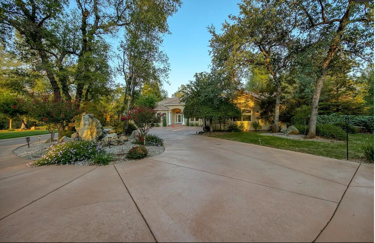 13497 Tierra Heights Road Redding, CA 96003 - Photo 4 of 20 Screenshot 2025-12-01 040630