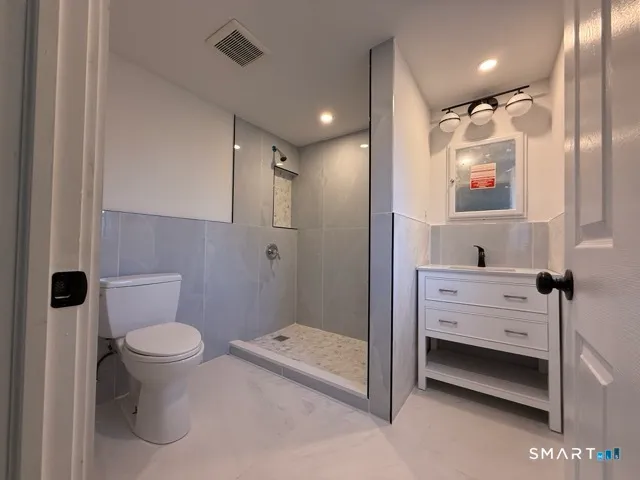 $1,400 | 615 East Main Street, Meriden, CT 06450