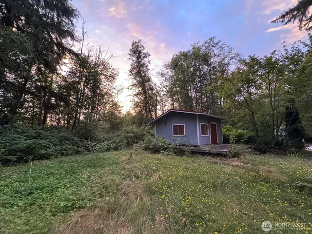 a view of a barn in the middle of a yard