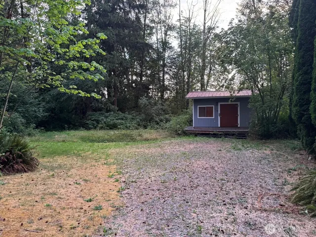 a view of a house with yard and tree s