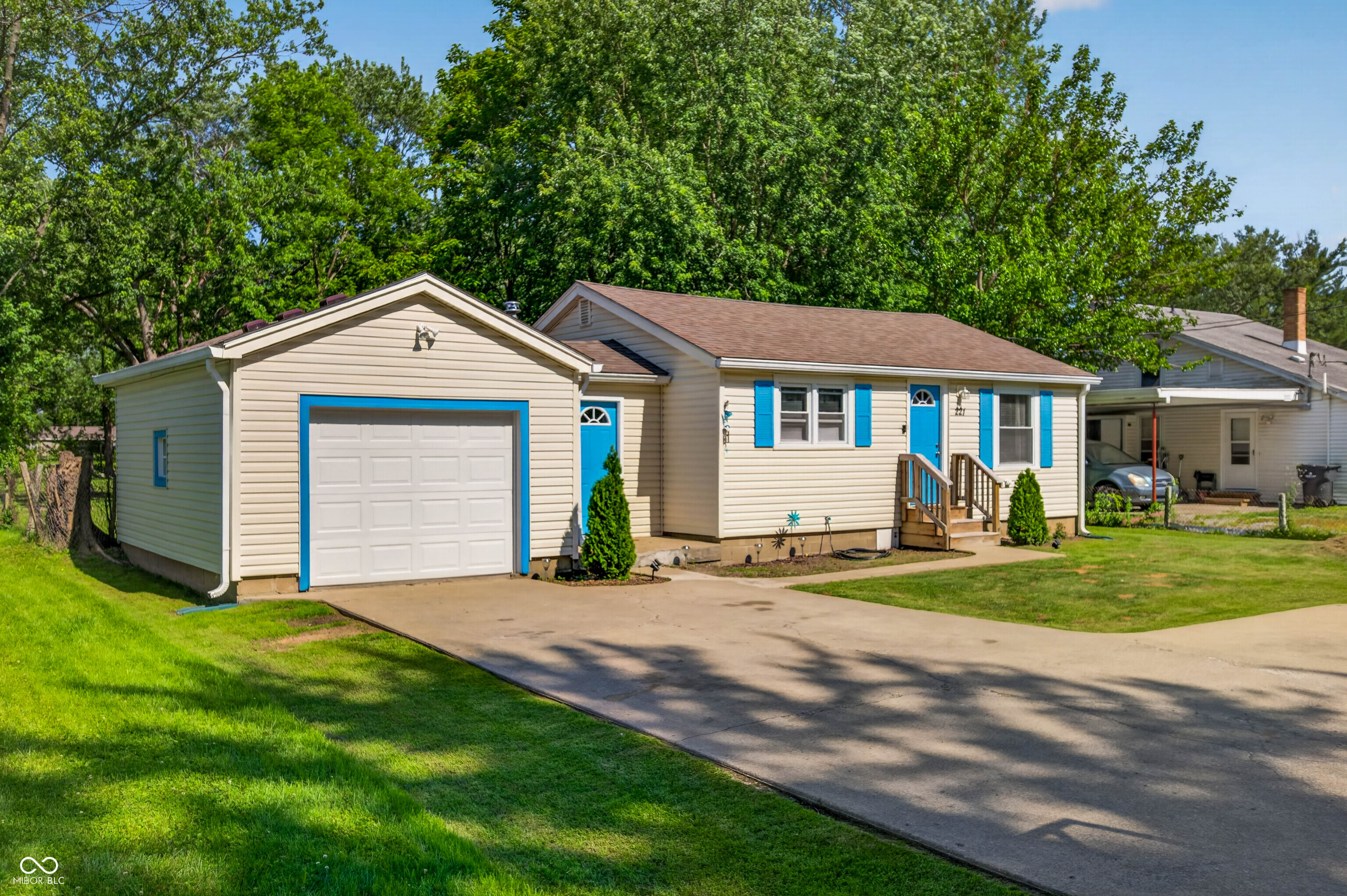 221 Della Road Columbus, IN 47203 - Photo 4 of 58