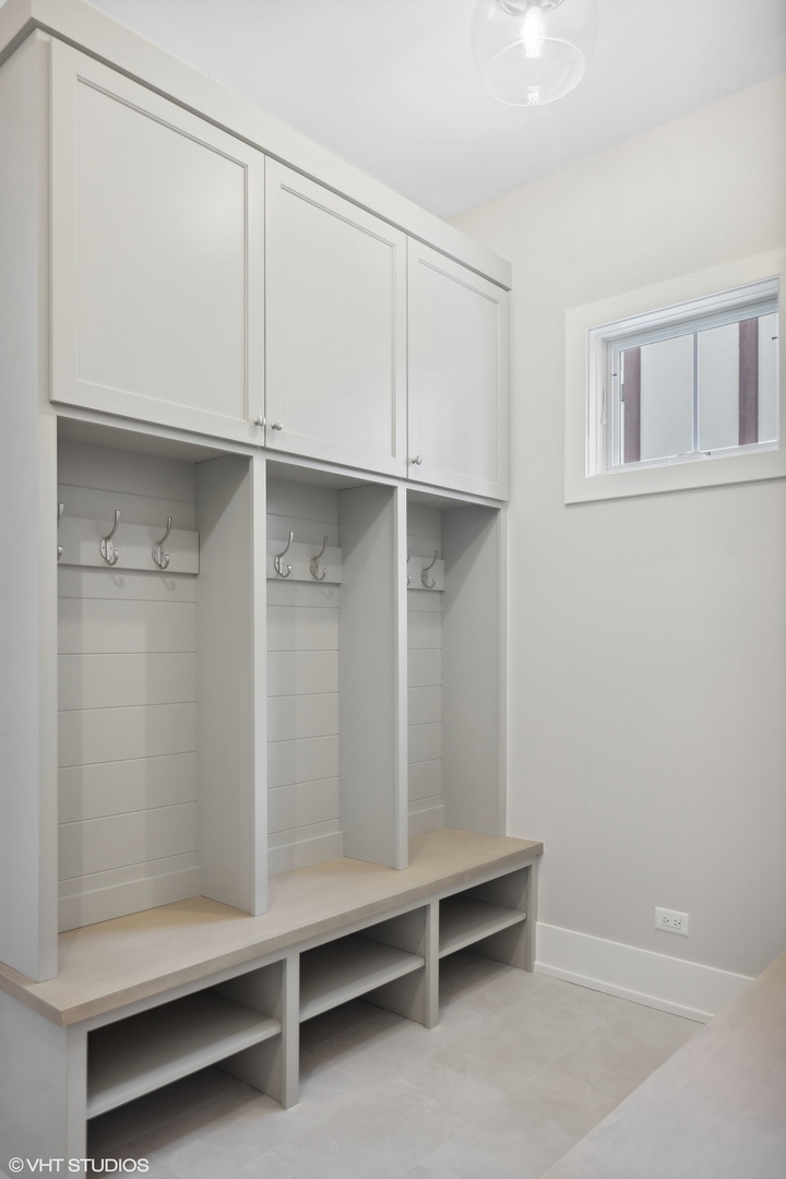 191 Rex Boulevard Elmhurst, IL 60126 - Photo 18 of 20 a room with walk in closet