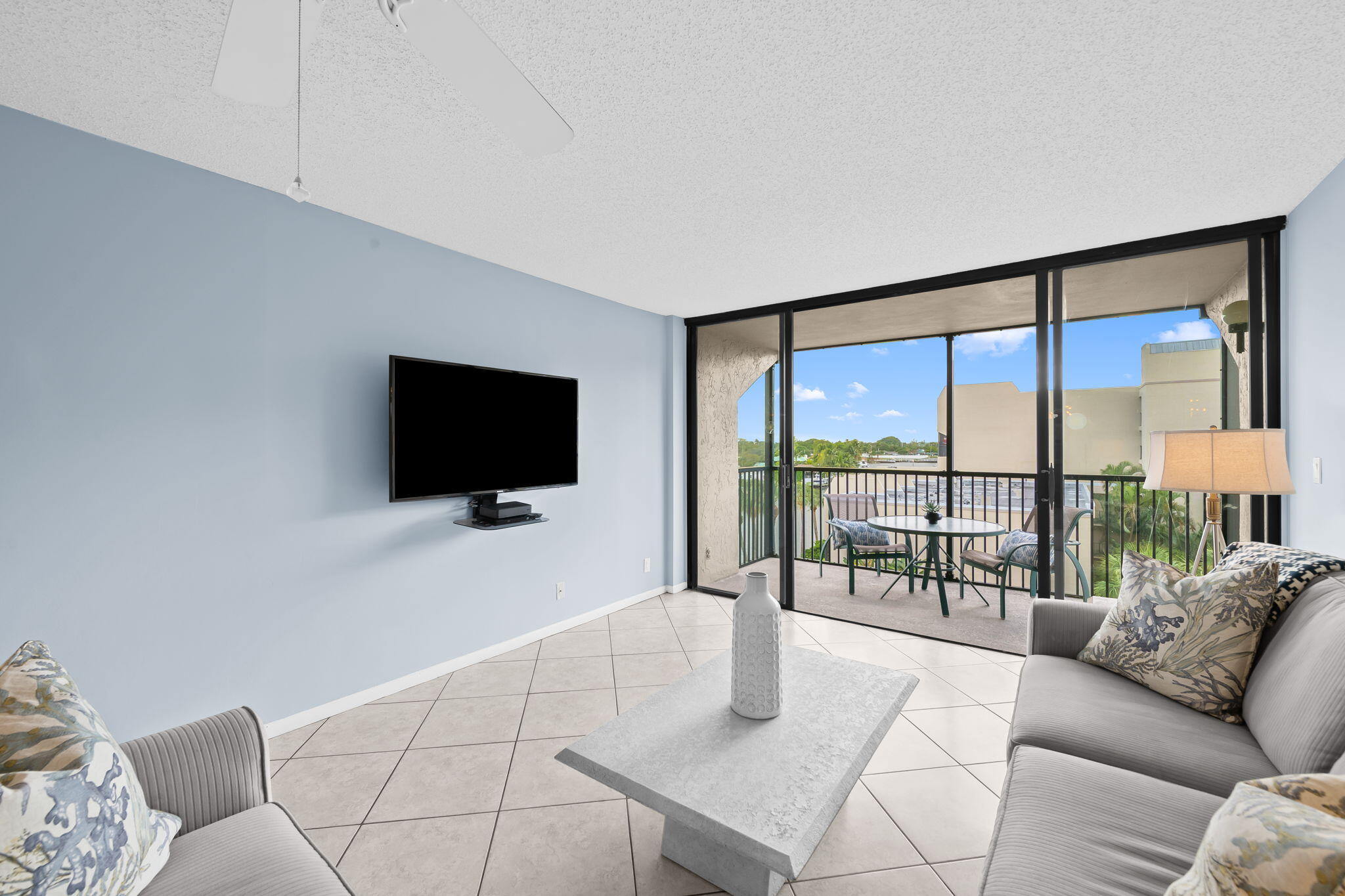 15 Royal Palm Way, Unit 505 Boca Raton, FL 33432 - Photo 4 of 32 a living room with furniture and a flat screen tv