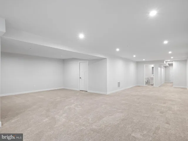 an empty room with window and pillar in it