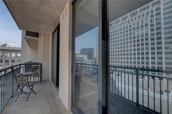 $2,300 | 3040 Peachtree Road, Unit 813, Atlanta, GA 30305