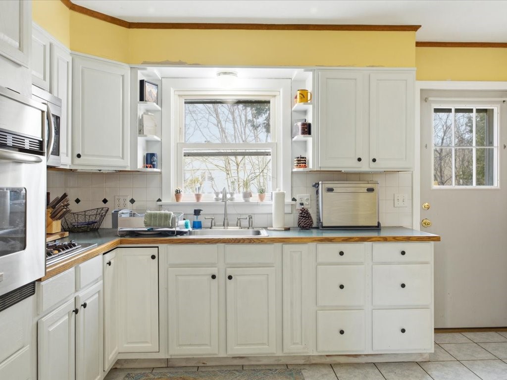 21 North Drive Westerly, RI 02891 - Photo 4 of 20