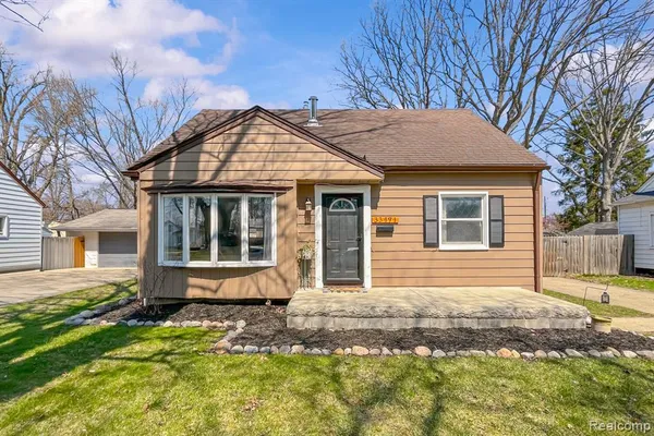 $204,900 | 33494 Pierce Avenue, Garden City, MI 48135