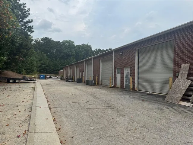 a view of house with backyard and trees