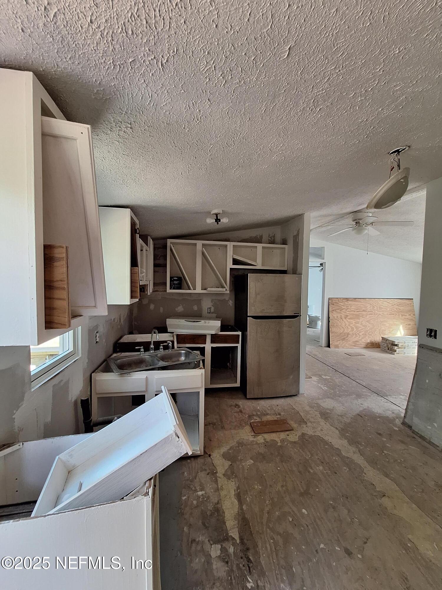 601 Hoover Road Interlachen, FL 32148 - Photo 14 of 33 a kitchen with stainless steel appliances granite countertop a refrigerator and a stove