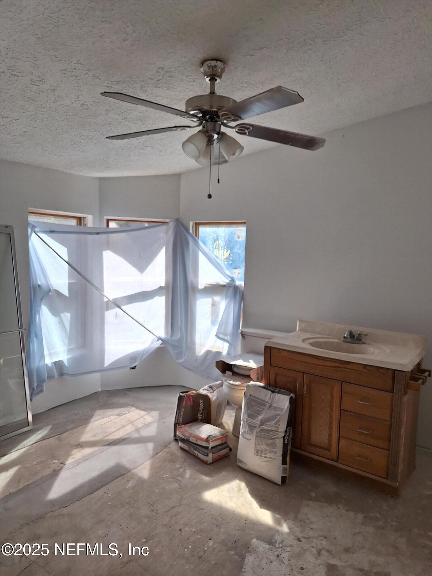 601 Hoover Road Interlachen, FL 32148 - Photo 17 of 33 a living room with furniture and a window