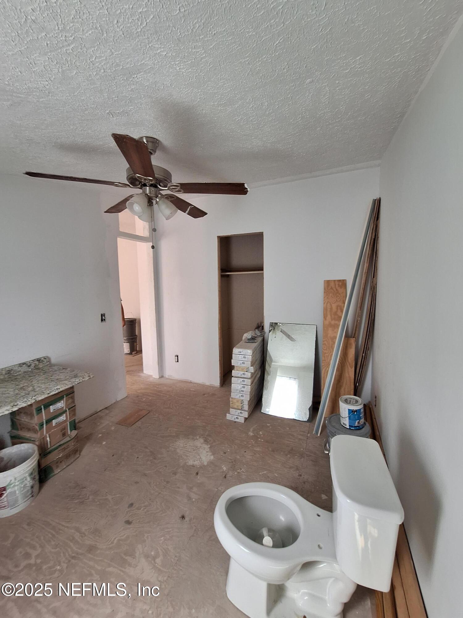 601 Hoover Road Interlachen, FL 32148 - Photo 22 of 33 a workspace with furniture and wooden floor