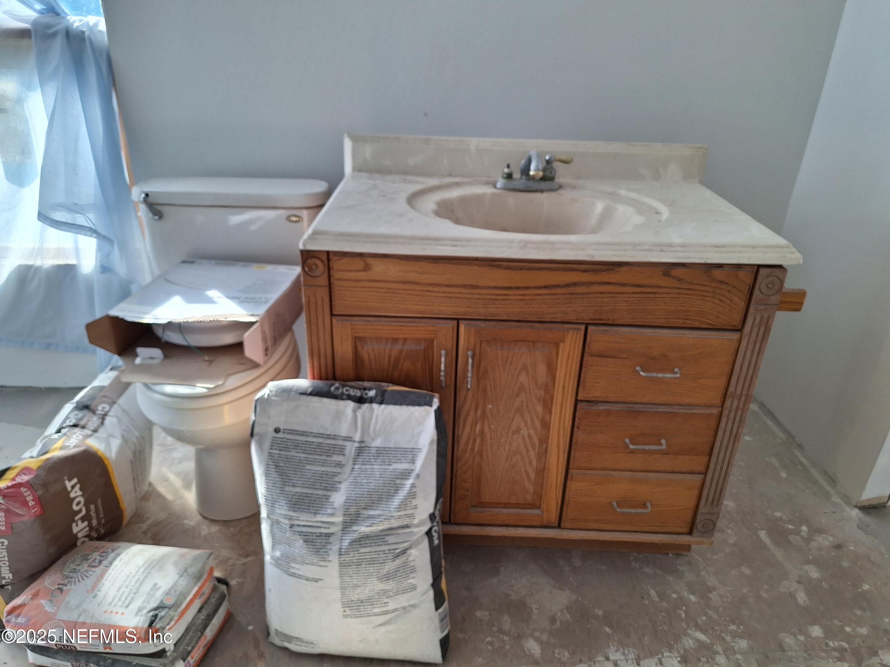 601 Hoover Road Interlachen, FL 32148 - Photo 24 of 33 a bathroom with a sink and a mirror