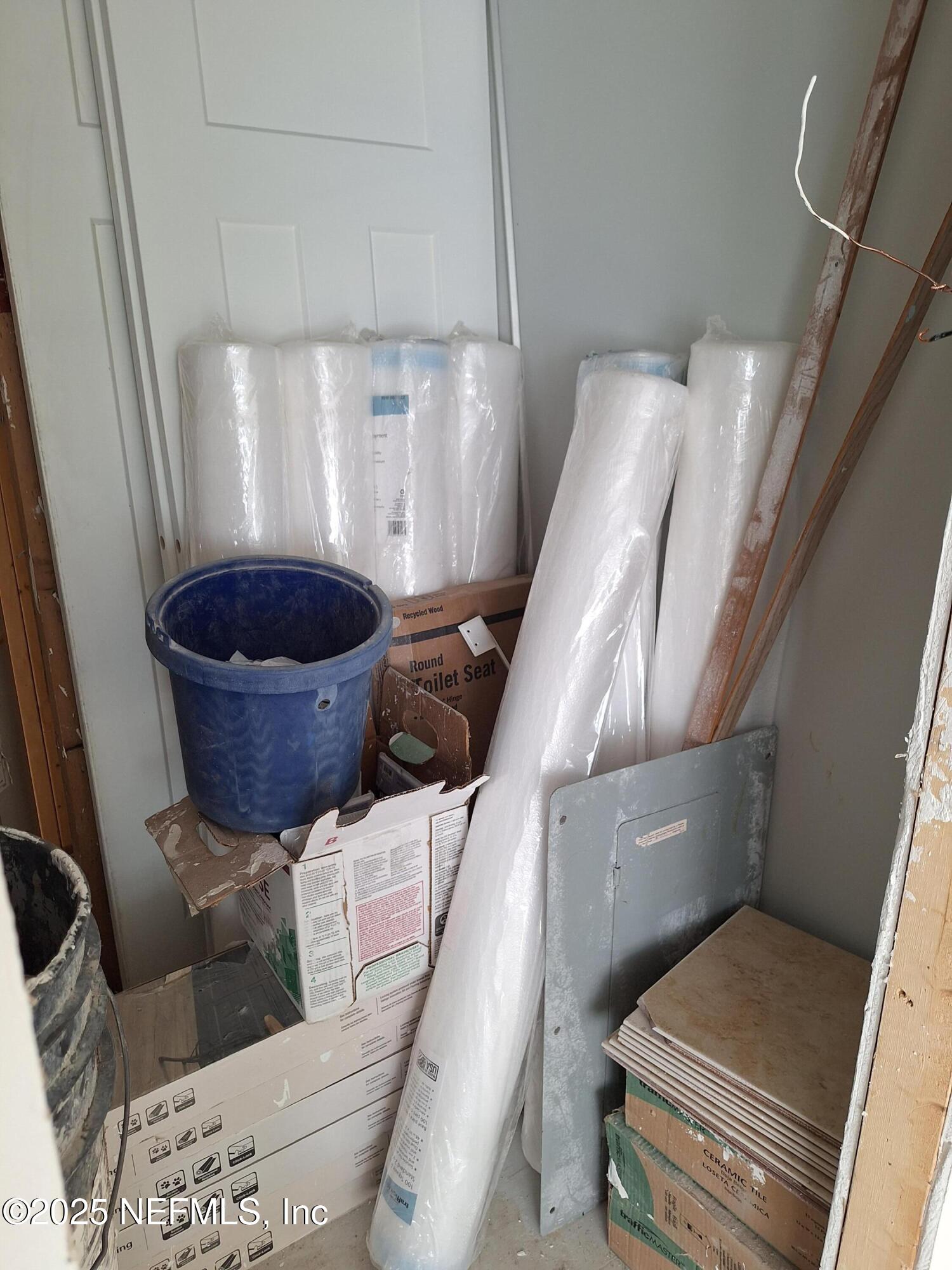 601 Hoover Road Interlachen, FL 32148 - Photo 26 of 33 a living room with furniture and a potted plant