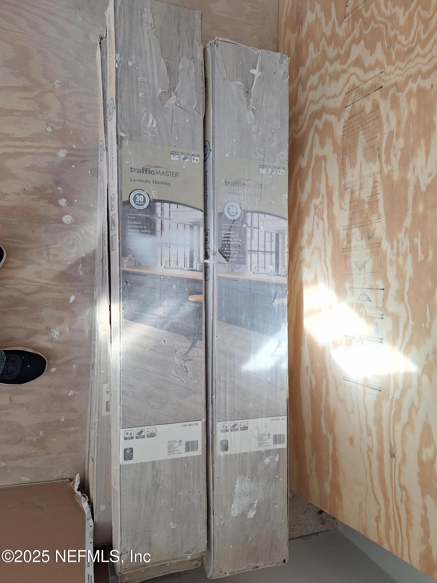 601 Hoover Road Interlachen, FL 32148 - Photo 28 of 33 a bathroom with a glass shower door