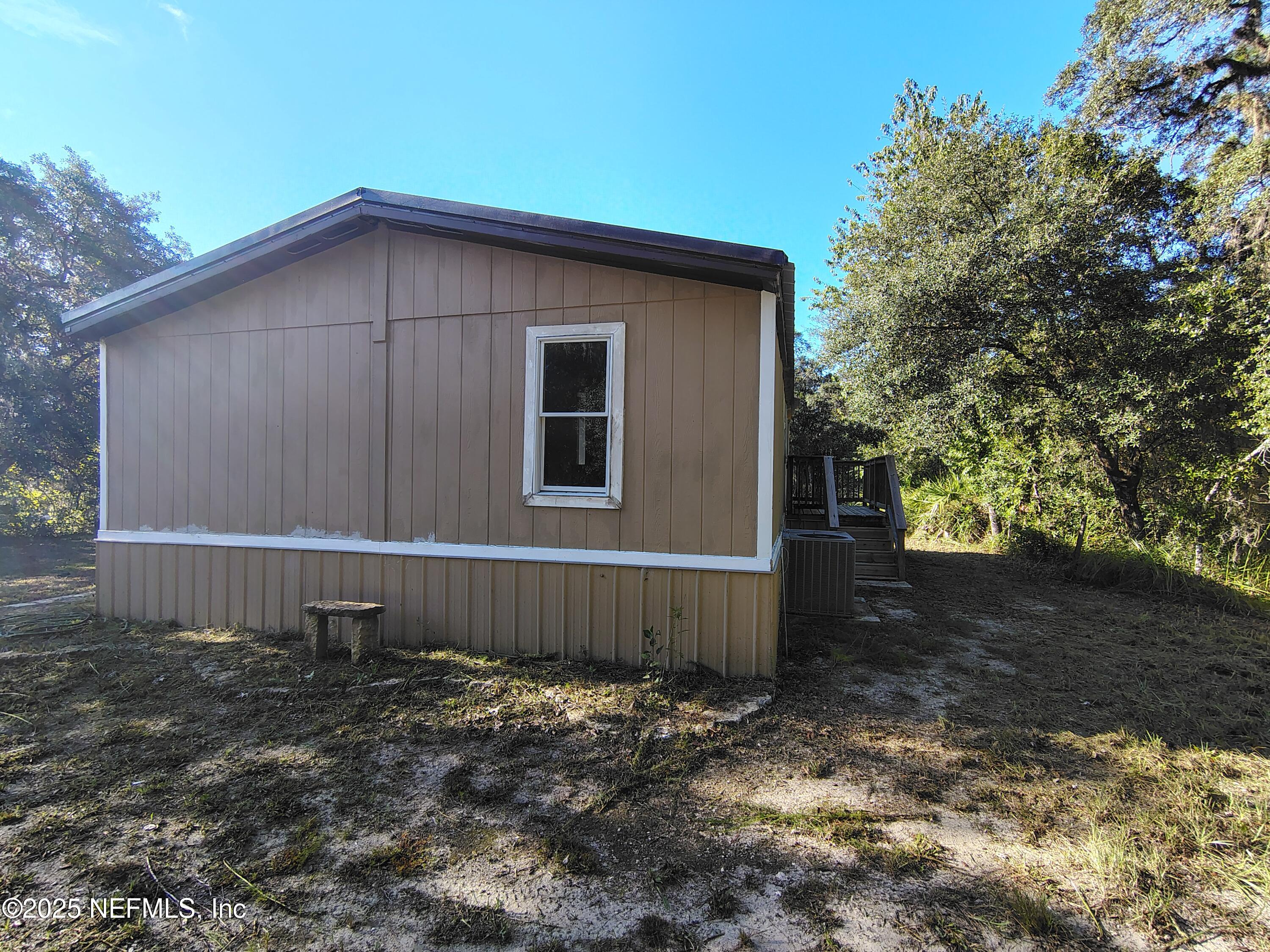601 Hoover Road Interlachen, FL 32148 - Photo 4 of 33 a backyard of a house