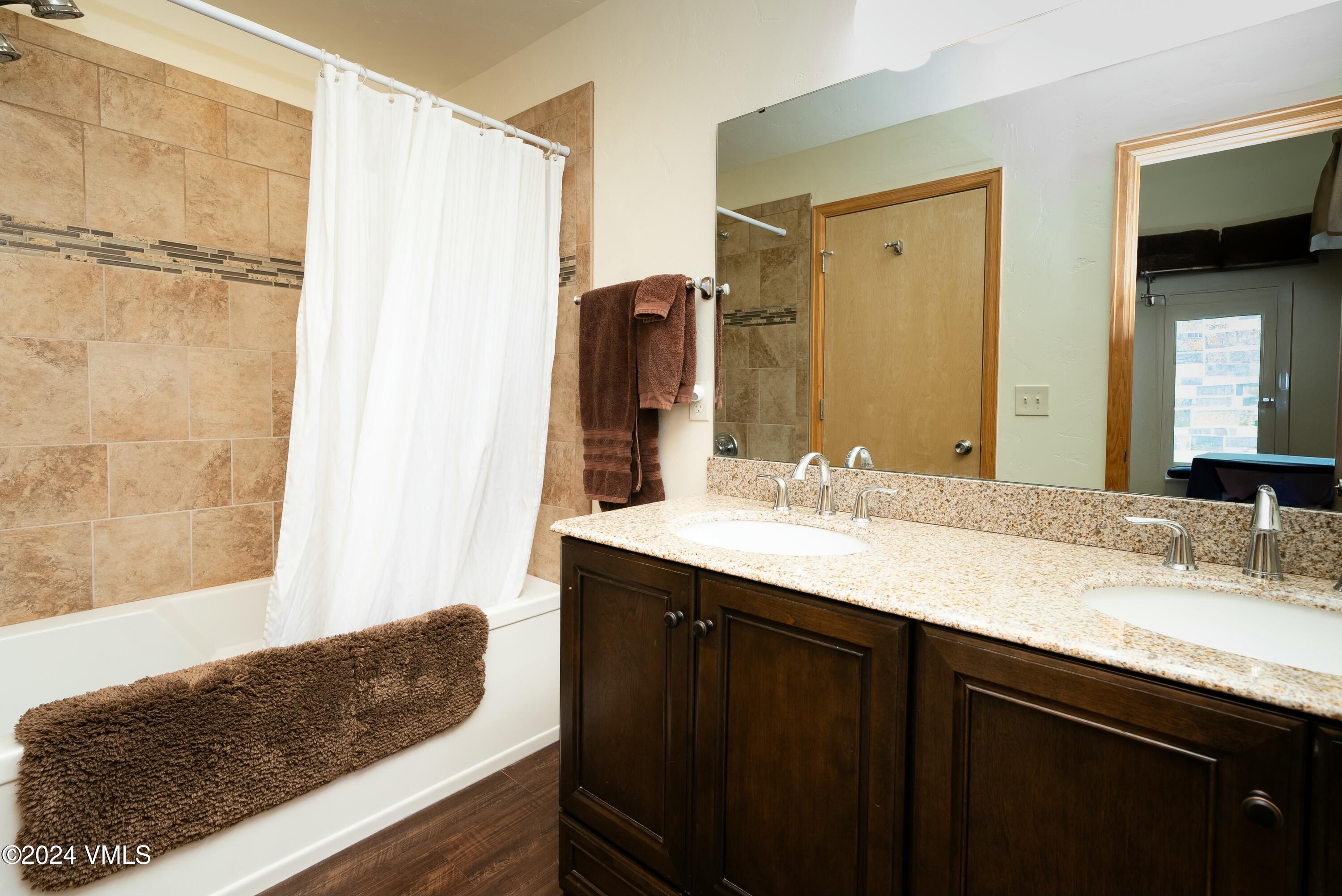 228-238 West Beaver Creek Boulevard, Unit A & B Avon, CO 81620 - Photo 30 of 72 MI CASA B6 en-suite bathroom