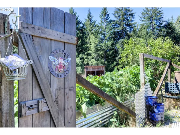 a view of entryway with a flower garden