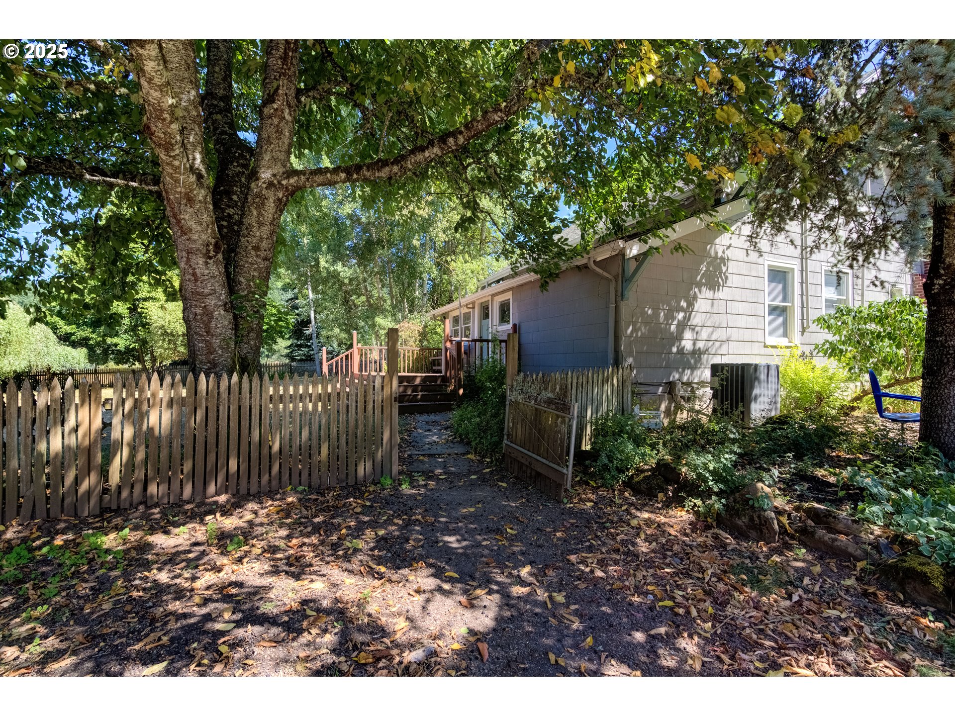 25113 South Ridge Road Beavercreek, OR 97004 - Photo 31 of 43 a backyard of a house with lots of green space