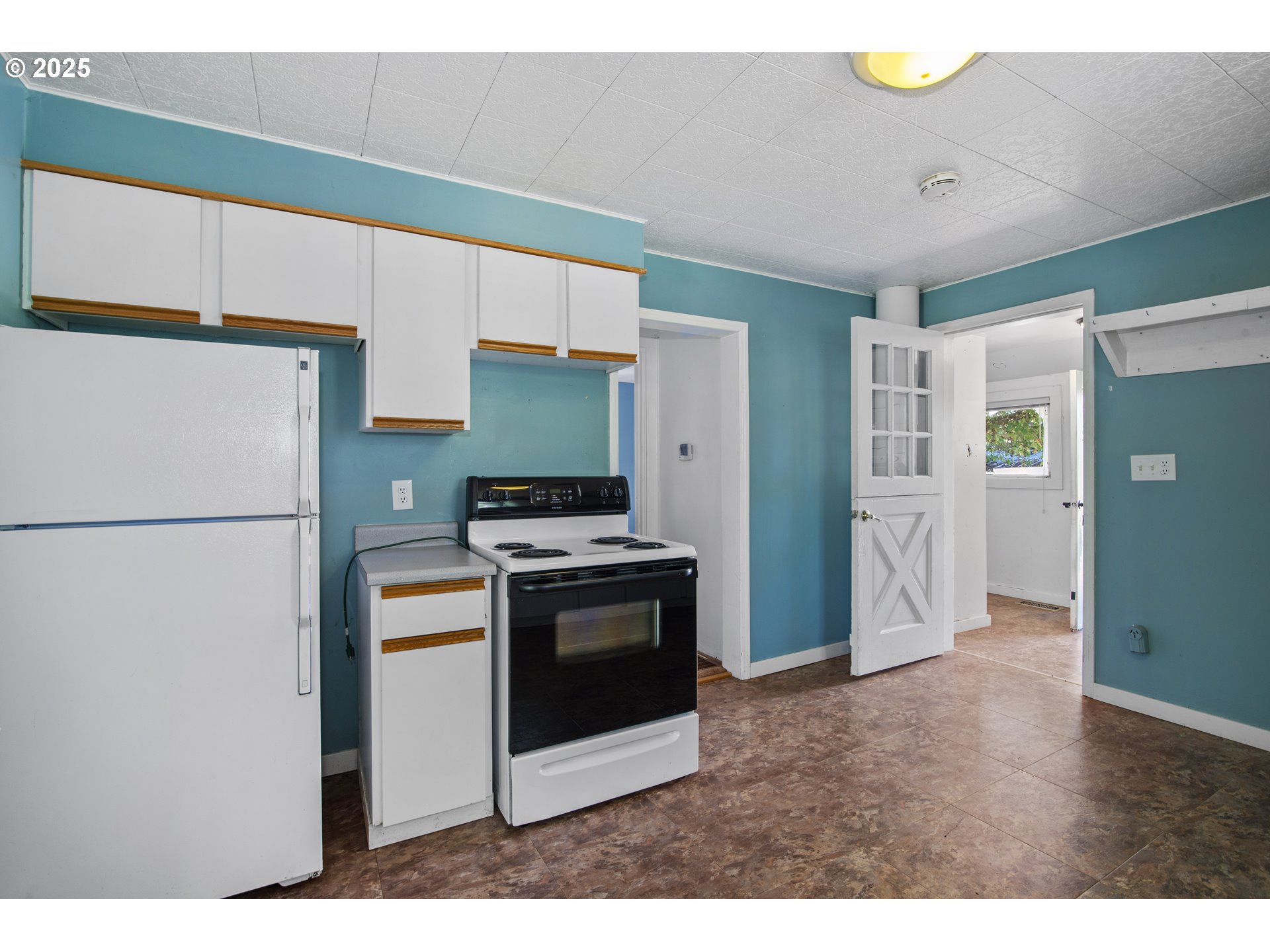 25113 South Ridge Road Beavercreek, OR 97004 - Photo 9 of 43 a kitchen with stainless steel appliances a refrigerator sink and stove