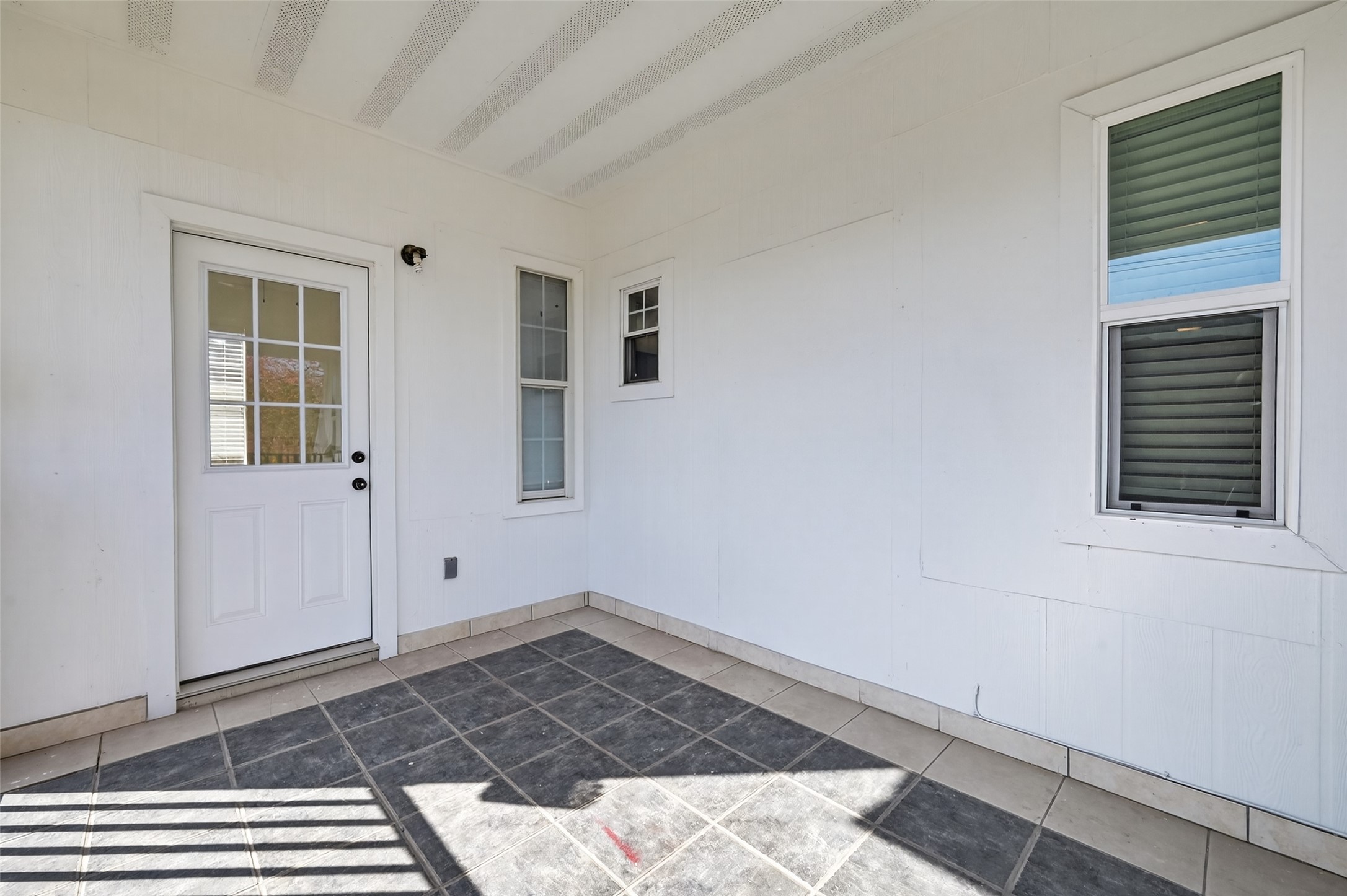 2202 Hutchins Street, Unit C Houston, TX 77003 - Photo 14 of 27 a view of a room with wooden floor and windows