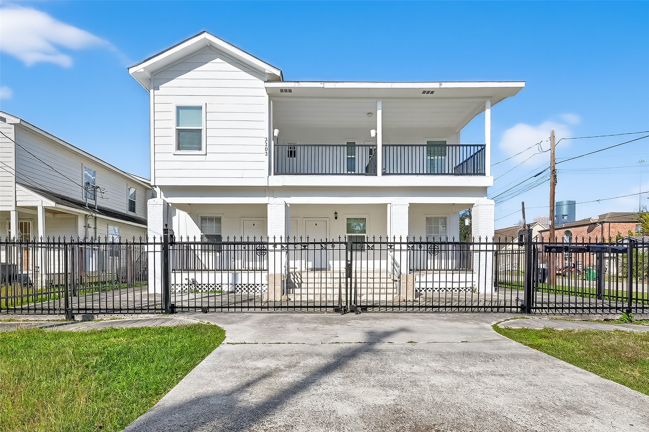 2202 Hutchins Street, Unit C Houston, TX 77003 - Photo 2 of 27 a view of a house with a floor to ceiling windows