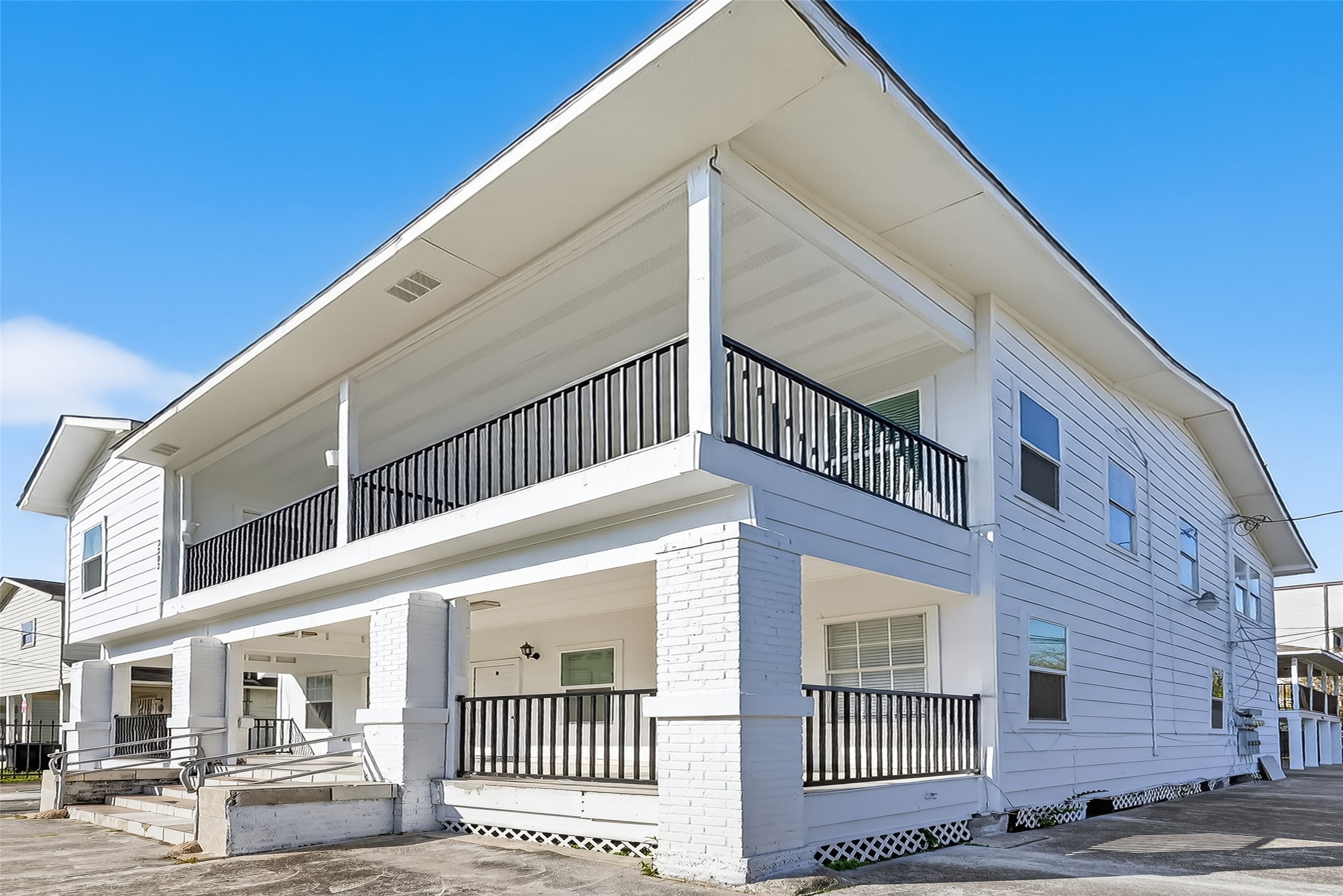 2202 Hutchins Street, Unit C Houston, TX 77003 - Photo 25 of 27 a view of a building entrance