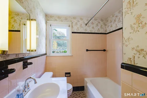 $599,000 | 41 Stillson Place, Fairfield, CT 06824