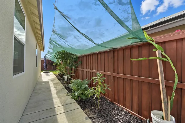 a view of a house with yard and porch