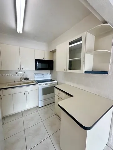 $1,800 | 3640 Northwest 9th Street, Unit 406, Miami, FL 33125