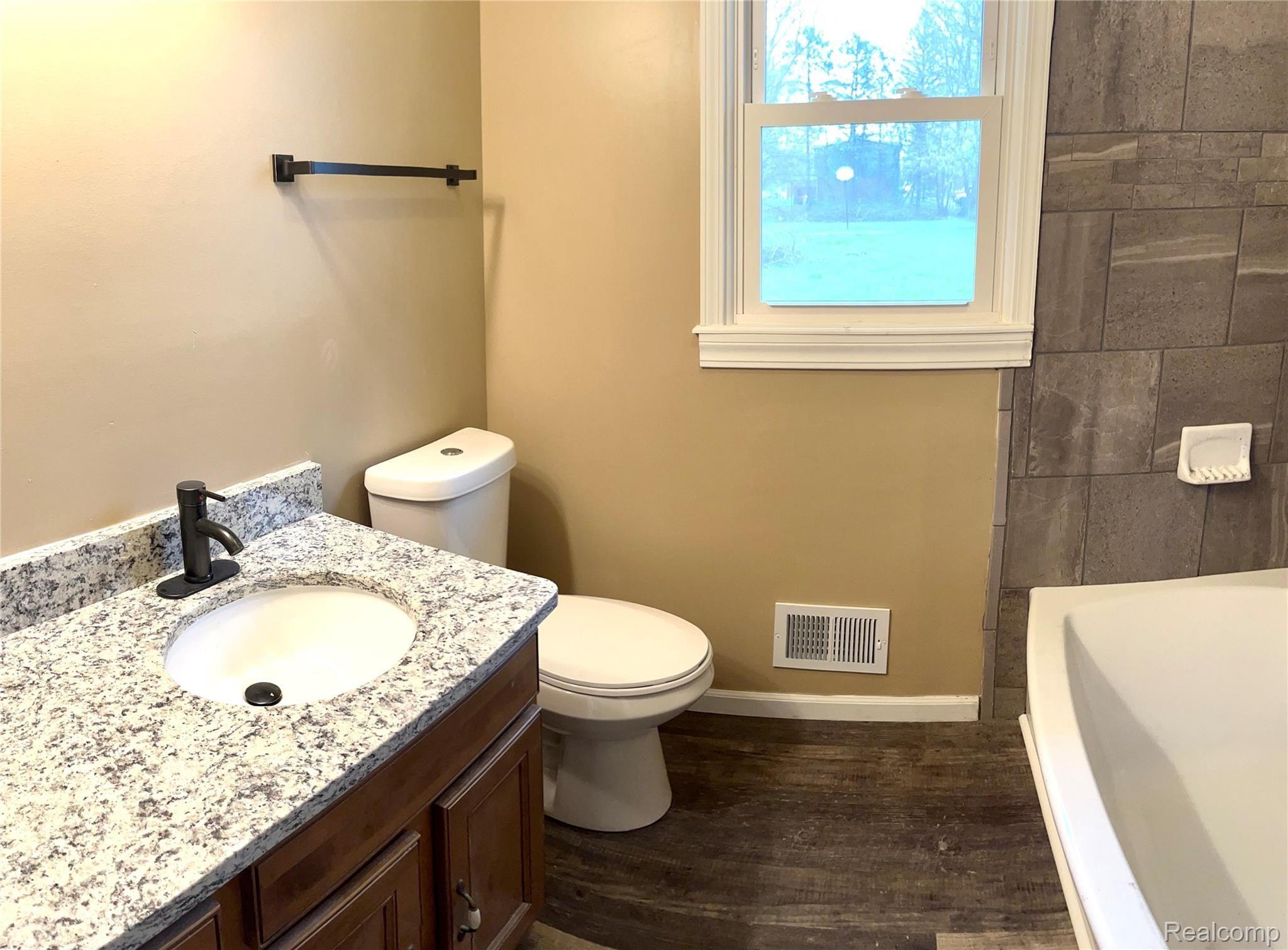 4601 Ingham Street Lansing, MI 48911 - Photo 14 of 28 41809848-5B09-4153-B451-6DBB0F9DB476.jpeg