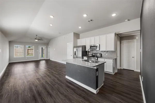 $1,800 | 915 Silver Birch Branch, Magnolia, TX 77354