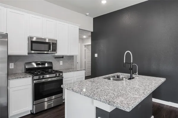 $1,800 | 915 Silver Birch Branch, Magnolia, TX 77354