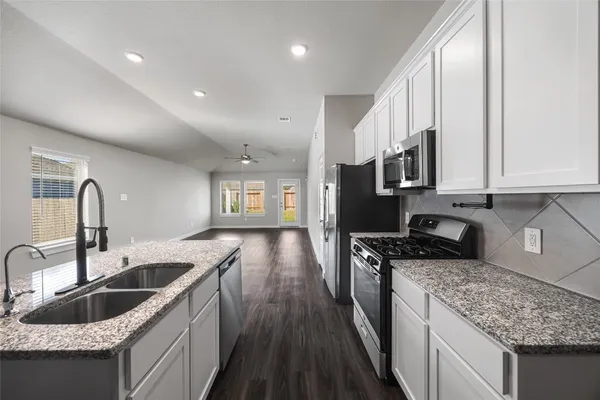 $1,800 | 915 Silver Birch Branch, Magnolia, TX 77354