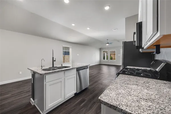 $1,800 | 915 Silver Birch Branch, Magnolia, TX 77354