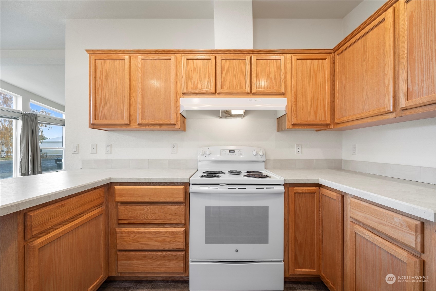 85 Second Street Touchet, WA 99360 - Photo 11 of 28 a kitchen with a sink stove and cabinets