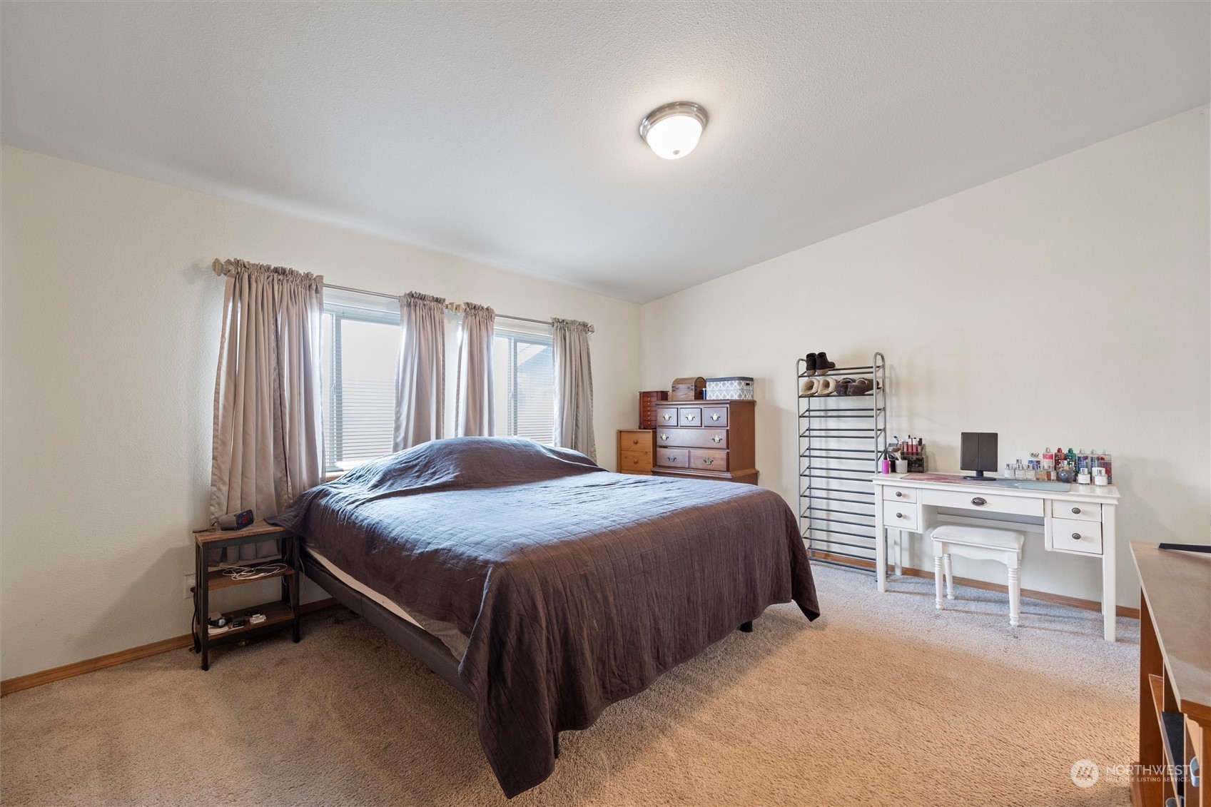 85 Second Street Touchet, WA 99360 - Photo 13 of 28 a bedroom with a bed and a table