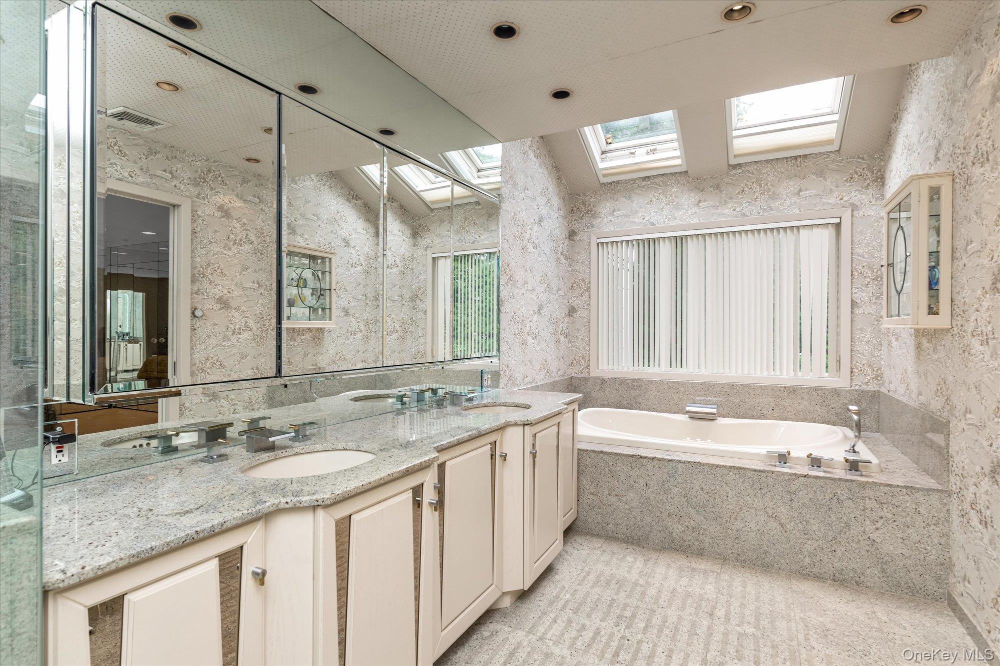 19 Flamingo Road East Hills, NY 11576 - Photo 16 of 25