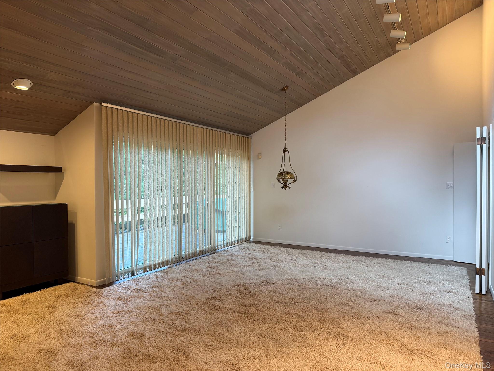 19 Flamingo Road East Hills, NY 11576 - Photo 9 of 25