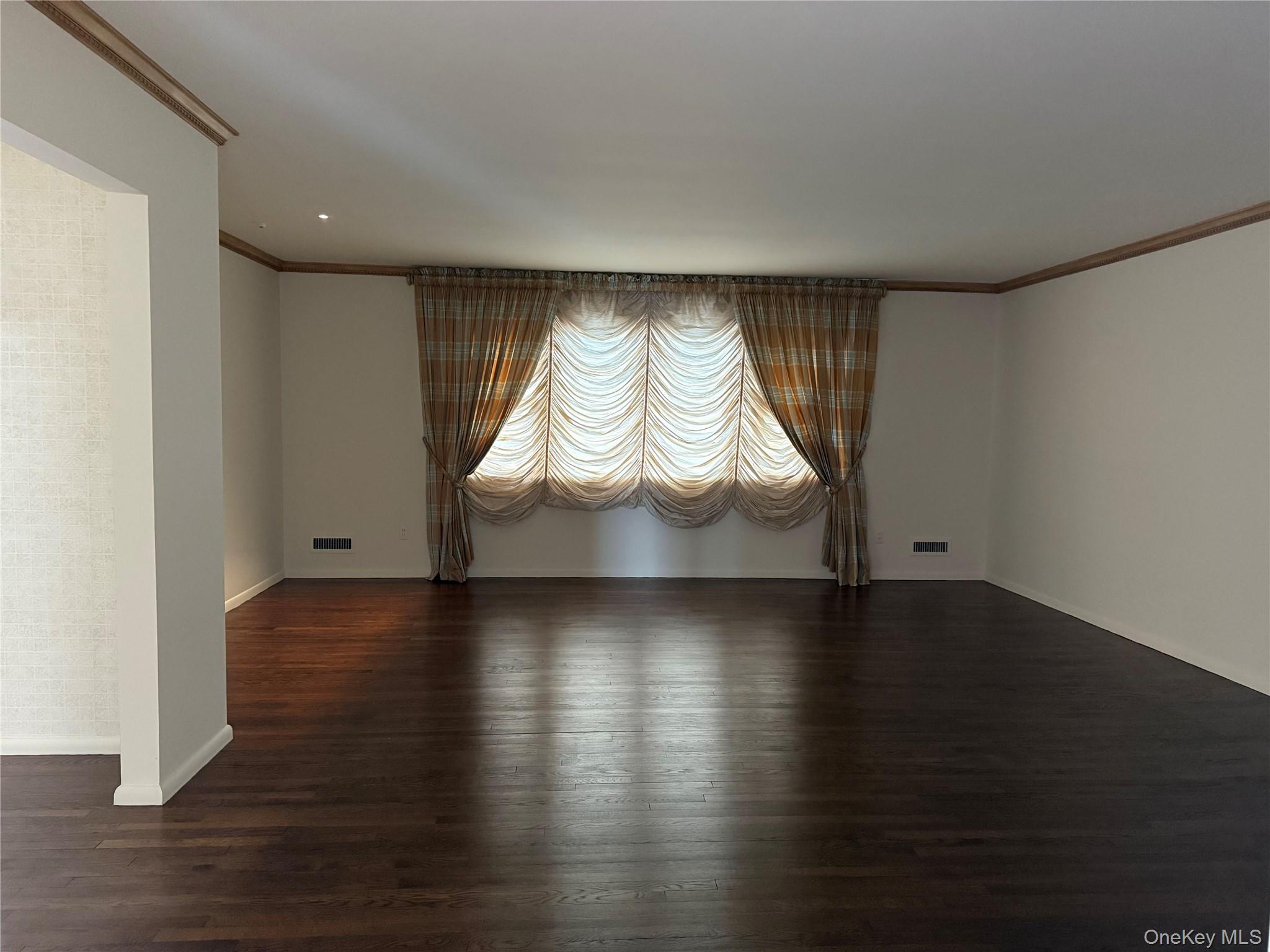 19 Flamingo Road East Hills, NY 11576 - Photo 10 of 25