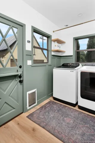 a view of kitchen with washer and dryer
